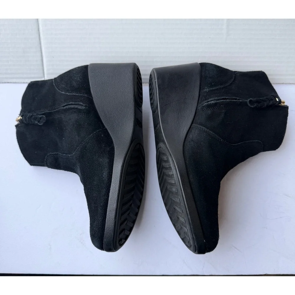 Crocs Leigh Black Suede Zip Up Wedge Dual Comfort Ankle Bootie Boots‎ Sz 9